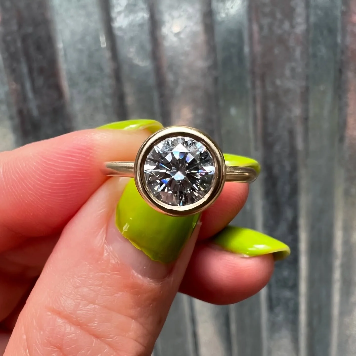 β¨Tyler’s Custom Engagement and Wedding Ring Set:
1.09CT Brilliant Cut Diamond Engagement Ring in 14k Yellow Gold & 2 14k Rose Gold Round Wire Bands
I just love that tapered bezel and satin finish!!
Thank you @tylertheesavage and Chris for