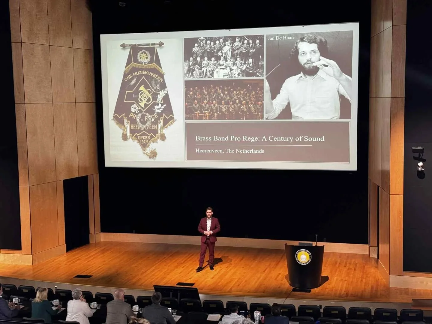 Such a fun experience to present at the 3MT Competition organised by @usm_gradschool! Congratulations to all the finalists!

Thanks for the photo, Dr. @colinrmck.

#3mt #presentation #brassband #doctoralstudent #doctorofmusicalarts #heerenveen #SMTTT