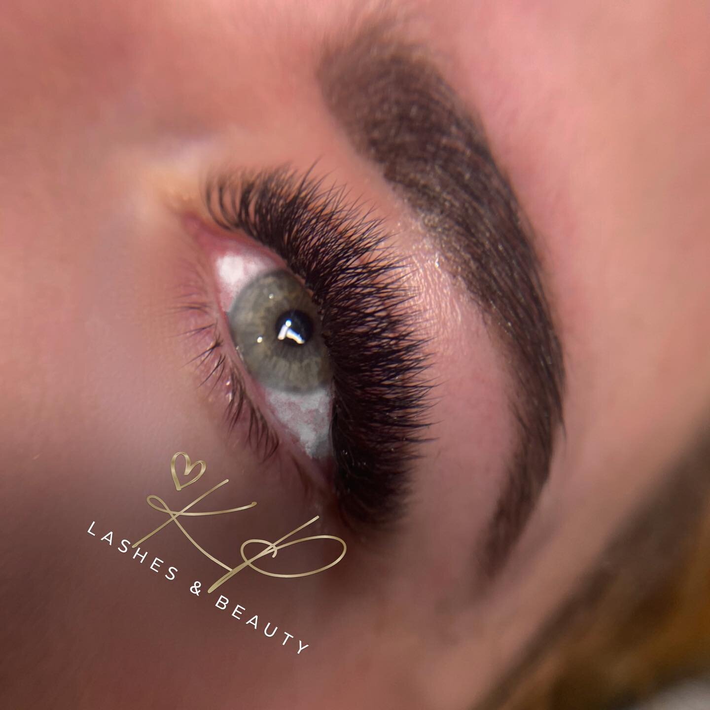 Who doesn&rsquo;t love a bit of fluffy volume?🥹 

I&rsquo;m always being asked what my favourite lashes are to do, the answer is I don&rsquo;t actually know and I love them all, but volume will always have a special place in my heart 🥲🫶🏼

#beauty
