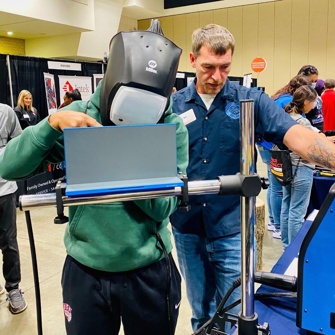 A virtual reality welding simulator is just one of the many cool hands-on activities exhibitors brought to @rivercentre for Career Connect Day earlier this week. ​​​​​​​​
​​​​​​​​
I am so proud and honored to have coordinated this event for @stpaulch