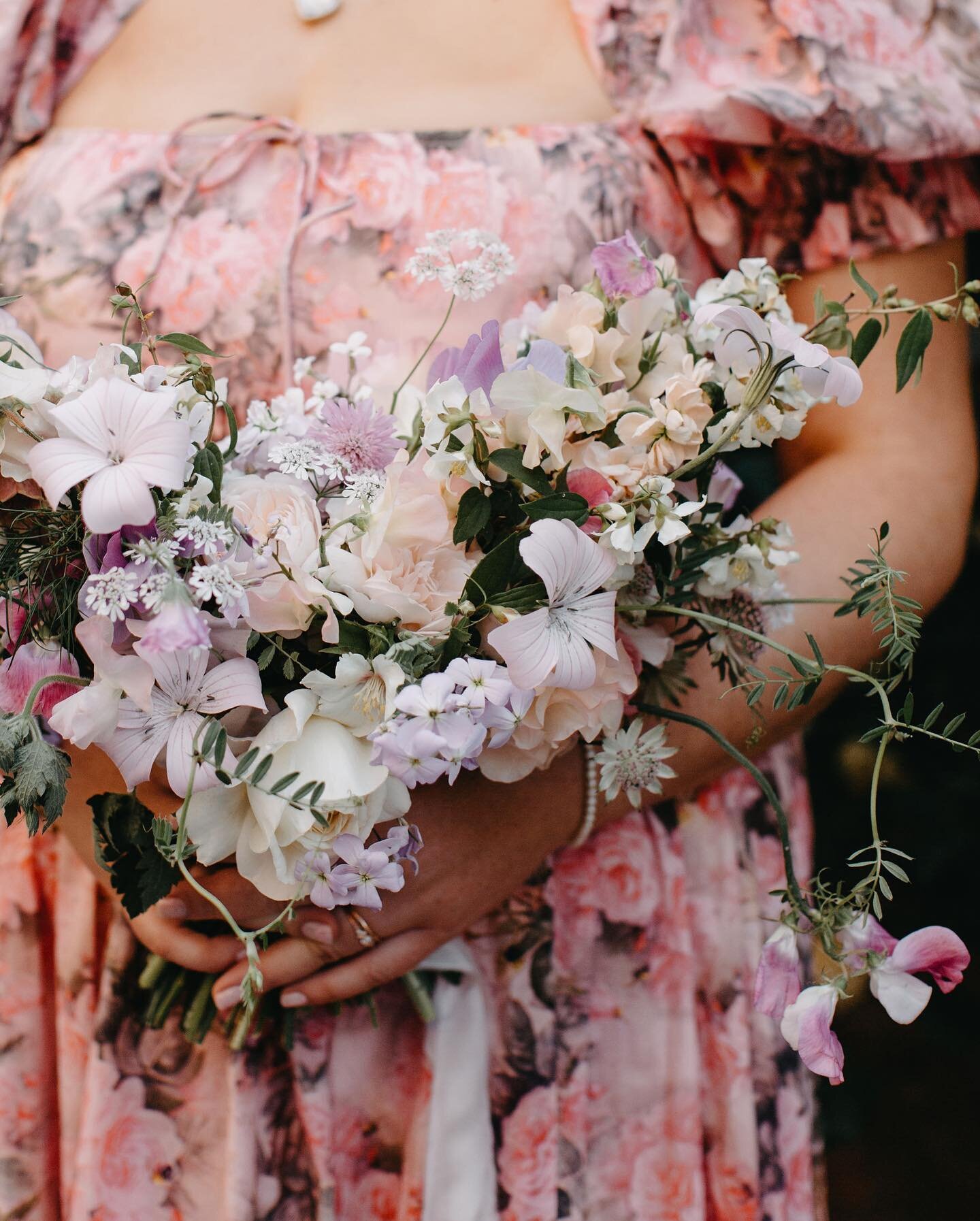 Lauren and Steve, June 2023 ✨

A bouquet full of gorgeous early Summer blooms for flower lover Lauren - blousy roses, frilly sweet peas, fragrant philadelphus and dainty little corncockles. 

London-grown flowers for the perfect London wedding 🌸

Ca