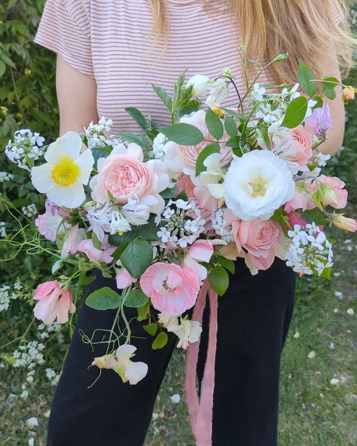 A handful of May treasure - roses, poppies, sweet peas and more&hellip; every sweet stem in this one grown in my London garden 💖

#bridalbouquet #londonwedding #londonflorist #mayflowers #grownnotflown #flowersfromthefarm #kentwedding #springflowers