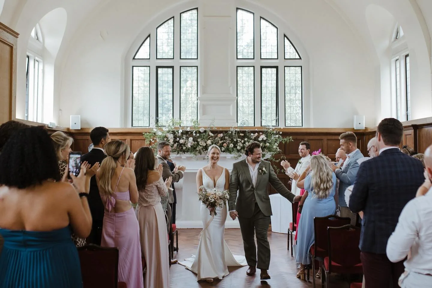 A wild garden mantle for the lovely F+J at the Old Library @dulwich_college_events in July.

Full of cosmos, dahlias, zinnias and garden roses, along with twinkly accents of gaura and twisty trails of jasmine.

Not forgetting the most gorgeous gerani