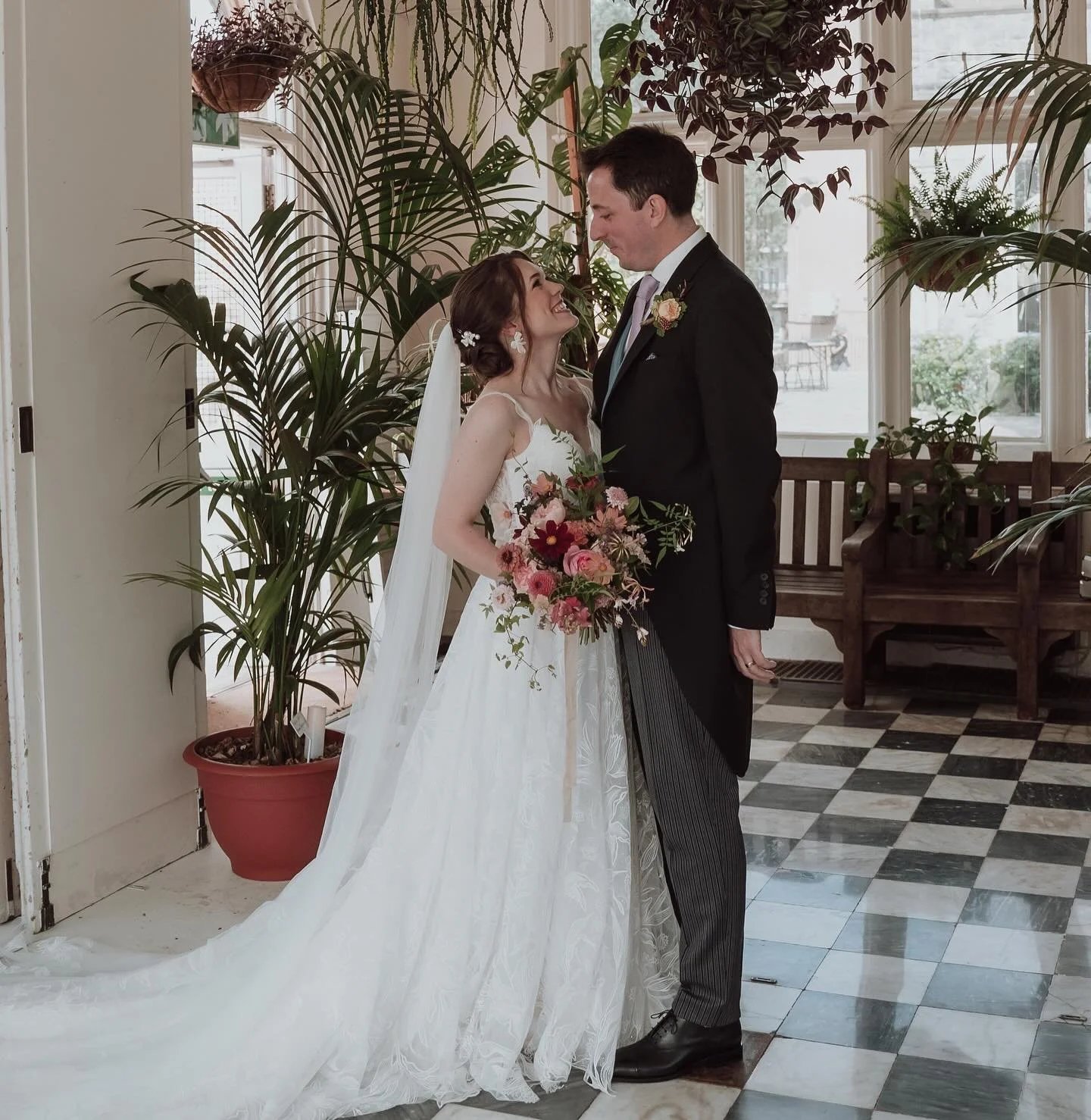 A gorgeous London wedding from two Septembers ago, full of locally grown flowers in the most beautiful late Summer palette ✨

Such a lovely couple and a joy filled day ❤️

Beautiful photos by @jade_mariephotography 

#londonwedding #londonbride #loca