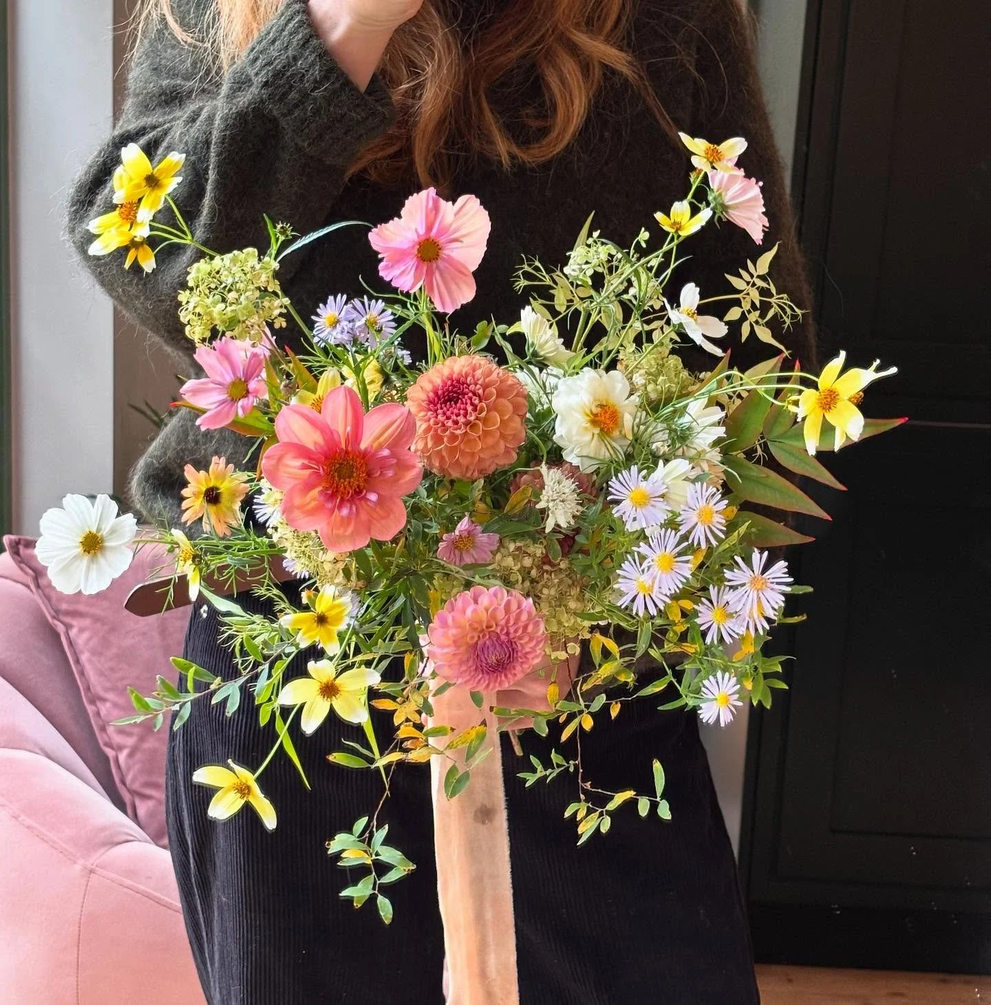 Fading dahlias, the last flush of cosmos, gently drying hydrangea, September asters and my fave yellow bidens 💛

Plus limey spirea, skeletal vines of jasmine and peach-tinted nandina&hellip; 

All homegrown in my London garden this week - truly seas