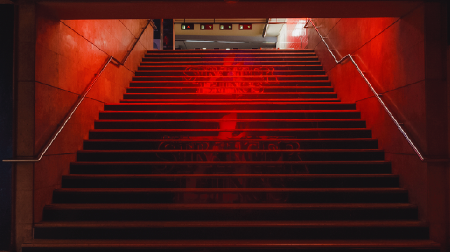 Interior da estação com mood vermelho