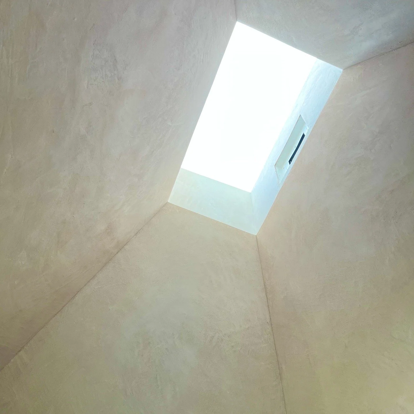 We love the way light is carried on hand-finished micro topping surfaces. Here, a subtle rose hue is used in a skylight in a new residence near Stude Park by @BenKoush

#concrete #concretefinishes #concretefinishing #concretepolishing 
#specialtyconc