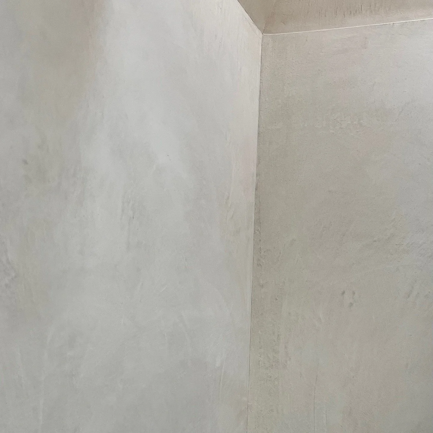 We love the way light is carried on hand-finished micro topping surfaces. Here, a subtle rose hue is used for a Primary bath walls and ceilings in a new residence near Stude Park by @BenKoush

#concrete #concretefinishes #concretefinishing
#specialty