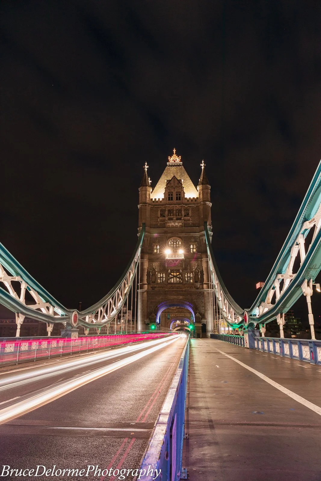 Long exposure play on the Tower Bridge 0400