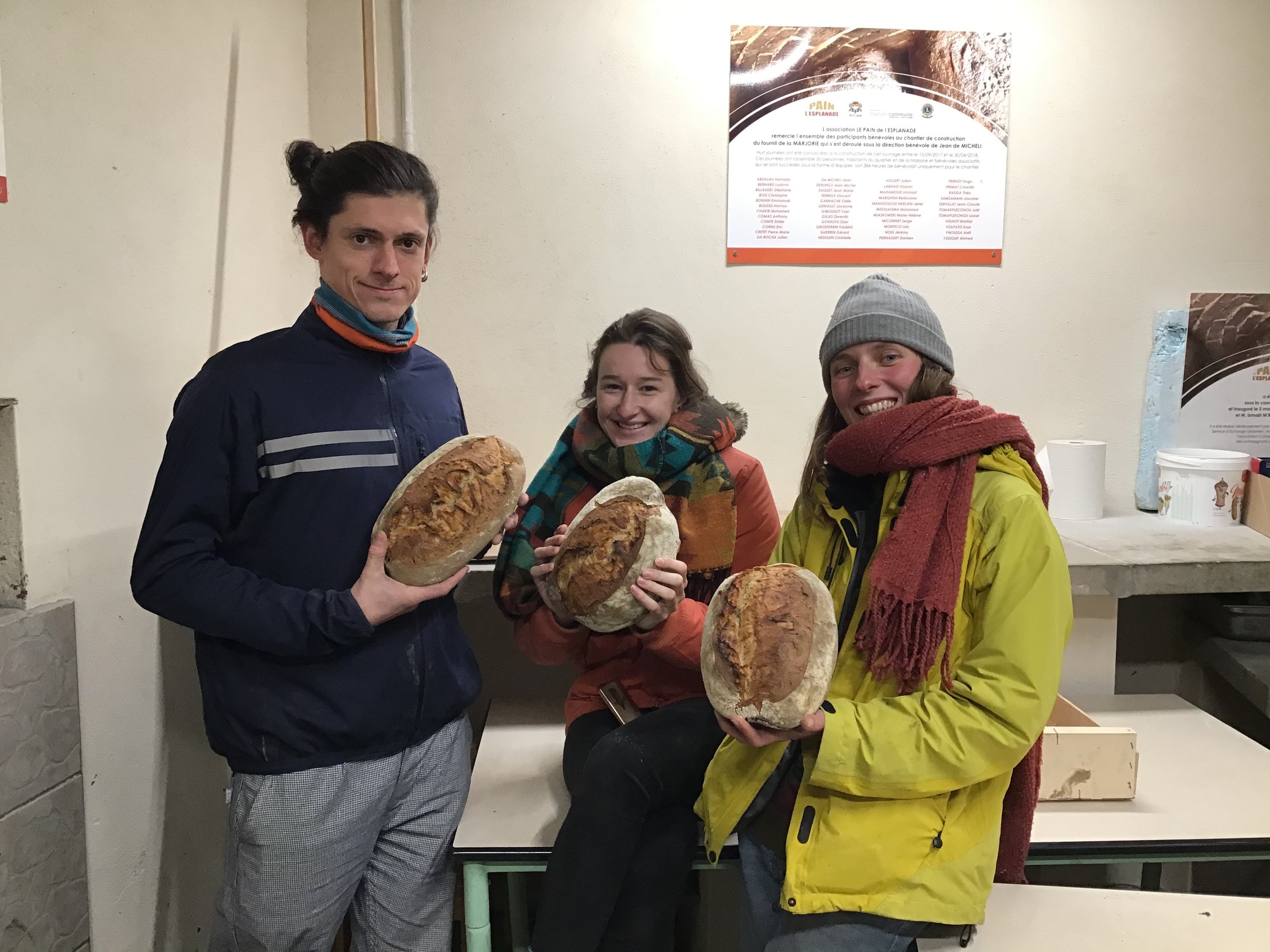 Lons-le-Saunier: Rencontre avec Clémence et Nathan, étudiants au Cfppa de Montmorot, en plein travail de fabrication de pain au four associatif de la Marjorie