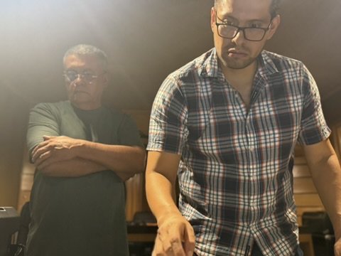 Manuel Mora y Fernando Canul en la cabina de grabación. Foto de Irene Albarrán.