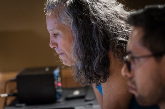 Iraida Noriega dirigiendo desde la cabina en Pieza Estudios, 3 Junio 2024.
Fotografía: Rafael Arriaga.