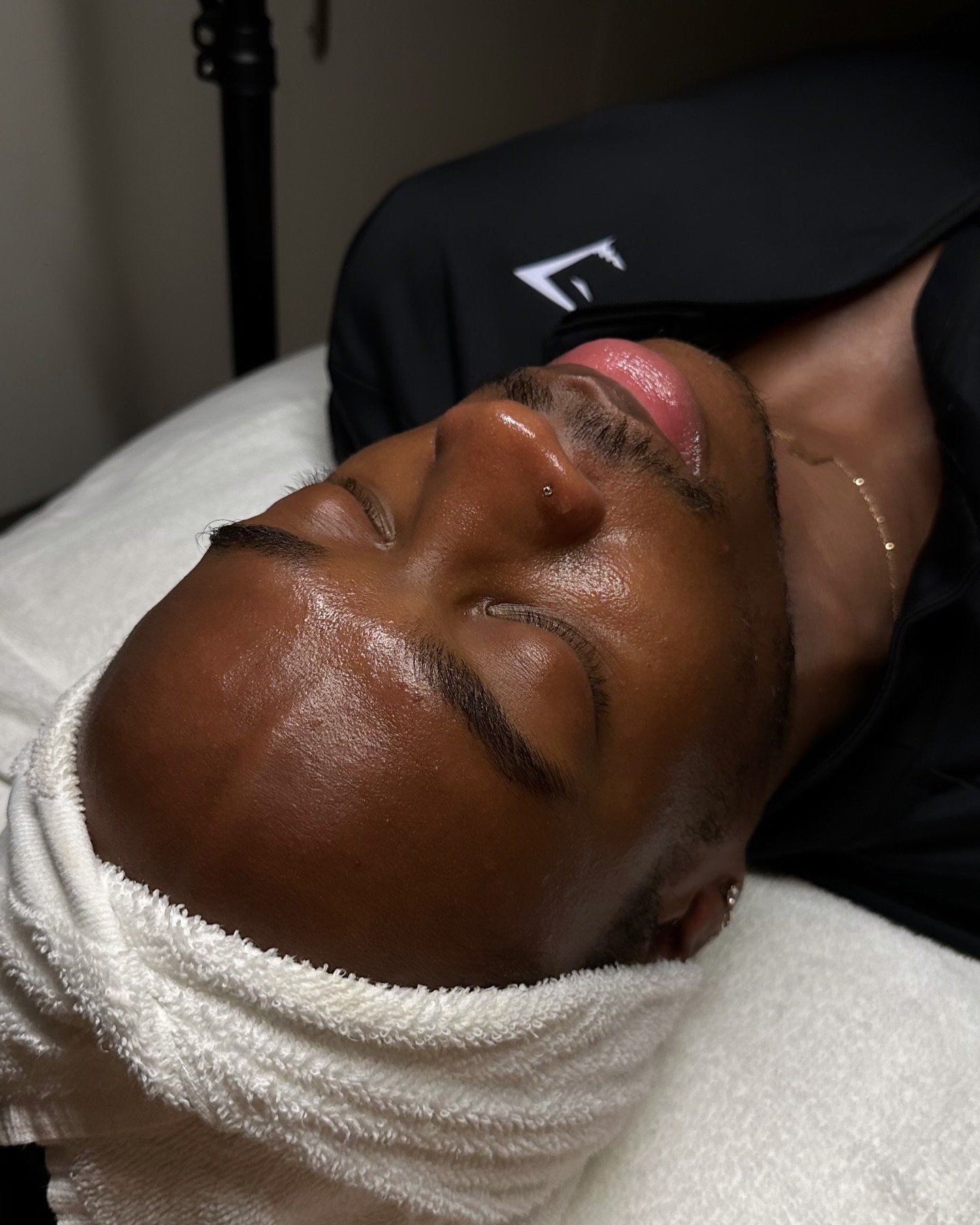 We love first facials! 🤎

Treatment: The Signature

#esthetician #blackesthetician #blackskincare #mensskincare #clearskin #glowingskin #glowing #skincareroutine #maintenance #facial #losangeles #selfcare #metime #healthyskin #smoothskin #mensfacial