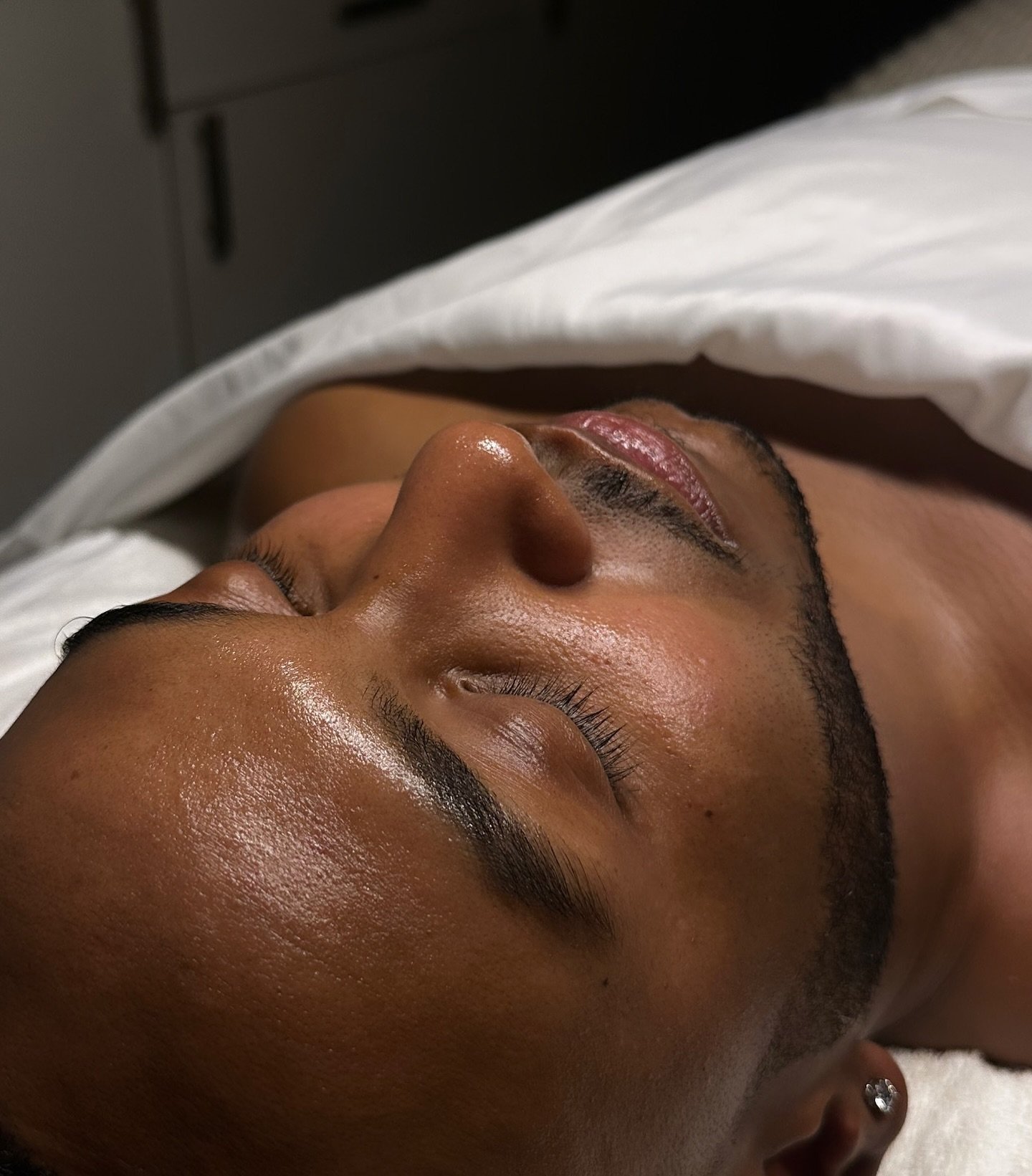 Smooth 🤌🏾.

Treatment: Microdermabrasion Facial

#esthetician #blackesthetician #facial #mensskincare #blackskincare #skincare #maintenance #beauty #beard #healthyskin #clearskin #smoothskin #skingoals #mensgrooming #melanin #spa #luxury #selfcare 
