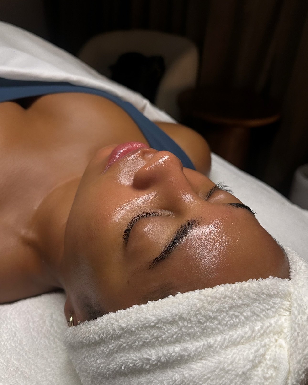 Dermaplaning 🔪✨

Treatment: Dermaplaning Facial

#esthetician #blackesthetician #losangelesfacialist #facial #facials #dermaplaning #flawlessskin #clearskin #glowingskin #glowing #selfcare #spa #blackskincare #melanin #maintenance #beauty #losangele