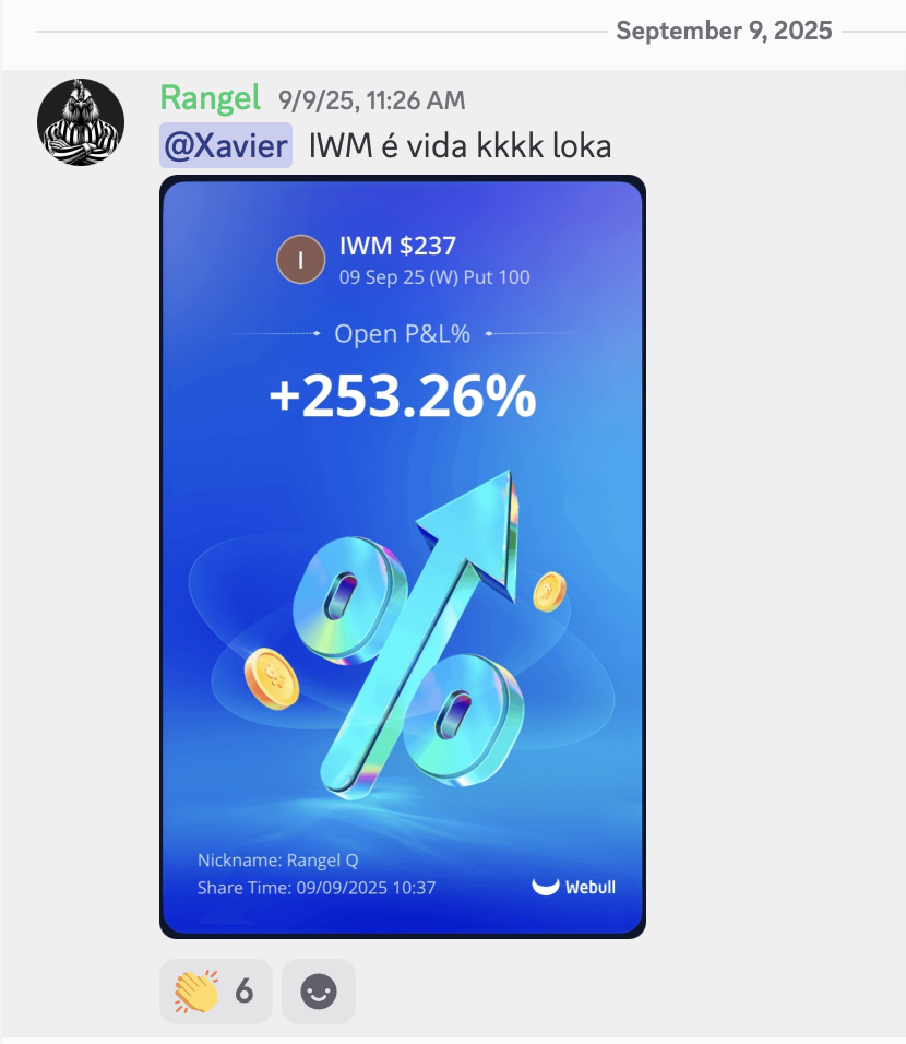 Tela de aplicativo financeiro exibindo lucro de 253,26% na IWM, com símbolo de porcentagem azul, moedas douradas e informações de data e horário.