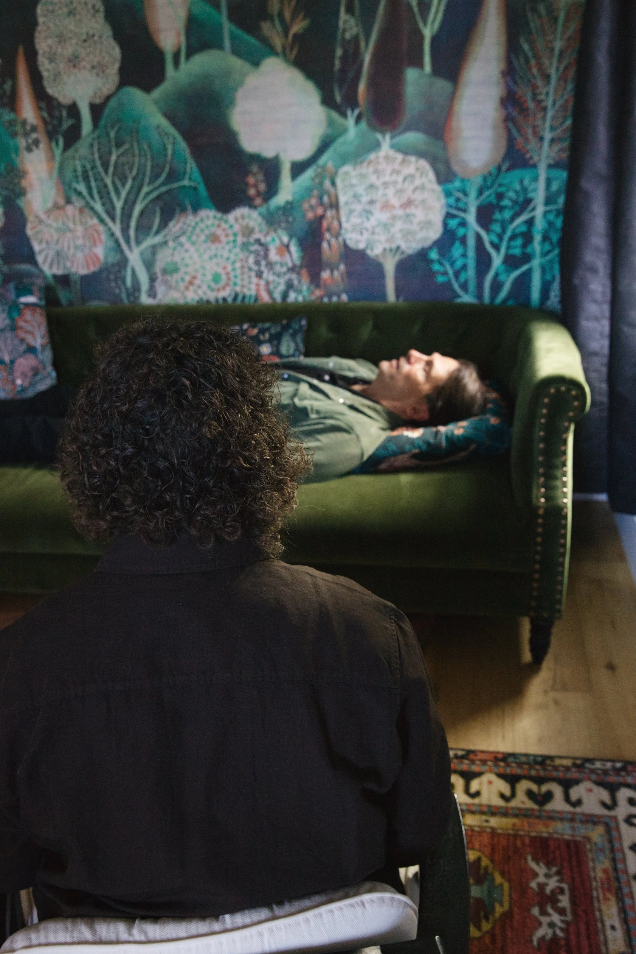 Clinical hypnotherapy session at Mind Flow Therapeutics, helping clients access deeper awareness and subconscious change.