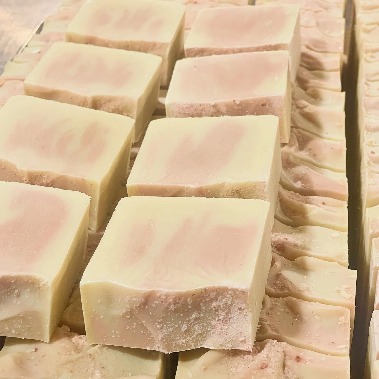 Pretty pink salt and grapefruit bar on the curing rack 🫧
