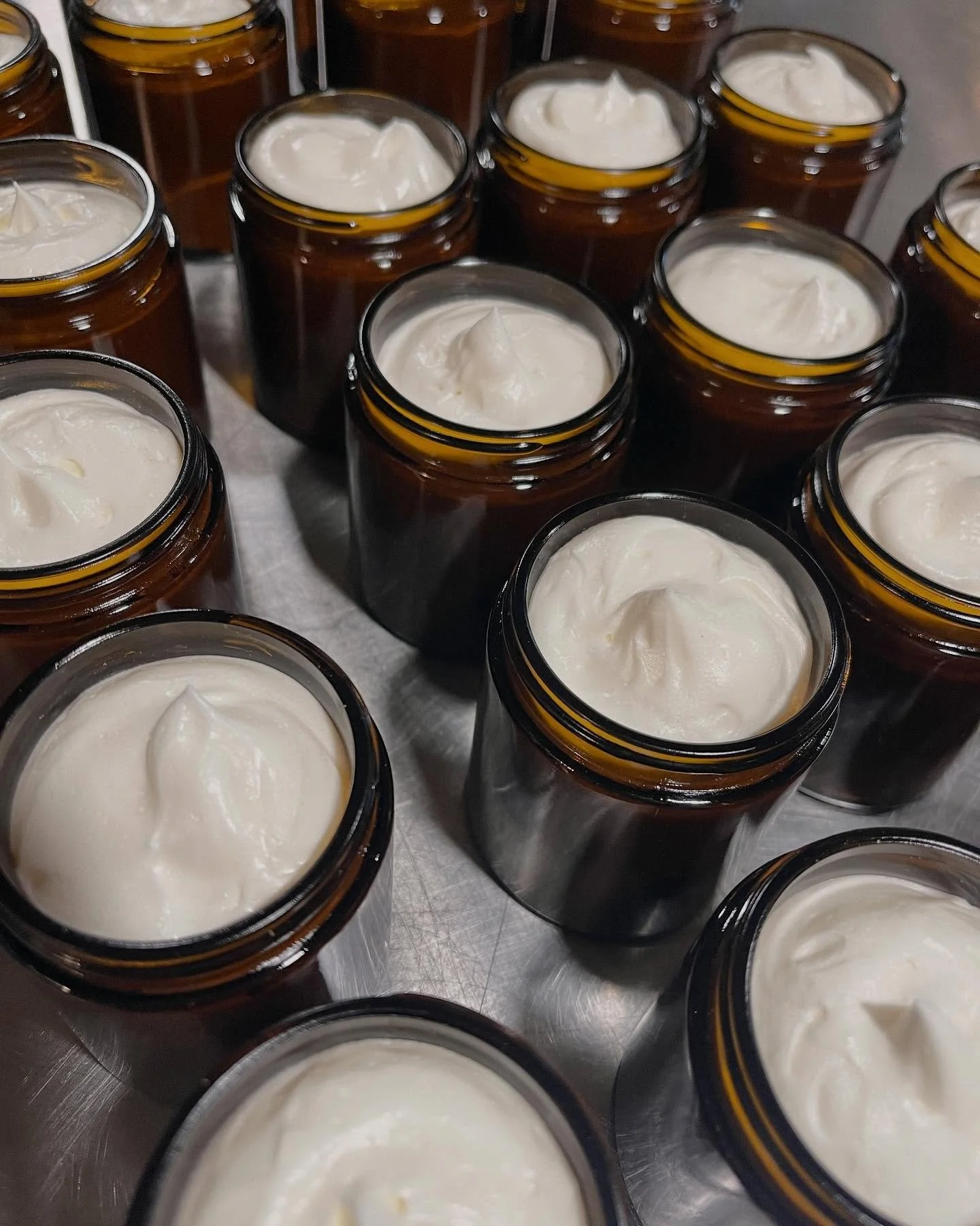 Skin 🤍s our body butter. Clean ingredients. Nature 🌱 No water. No preservatives. Soothes skin irritations eczema, psoriasis and everyday ashy, crackly, dry &amp; moisture-screaming skin. Gentle enough for babes, subtle essential oil scents. 
✨ orig