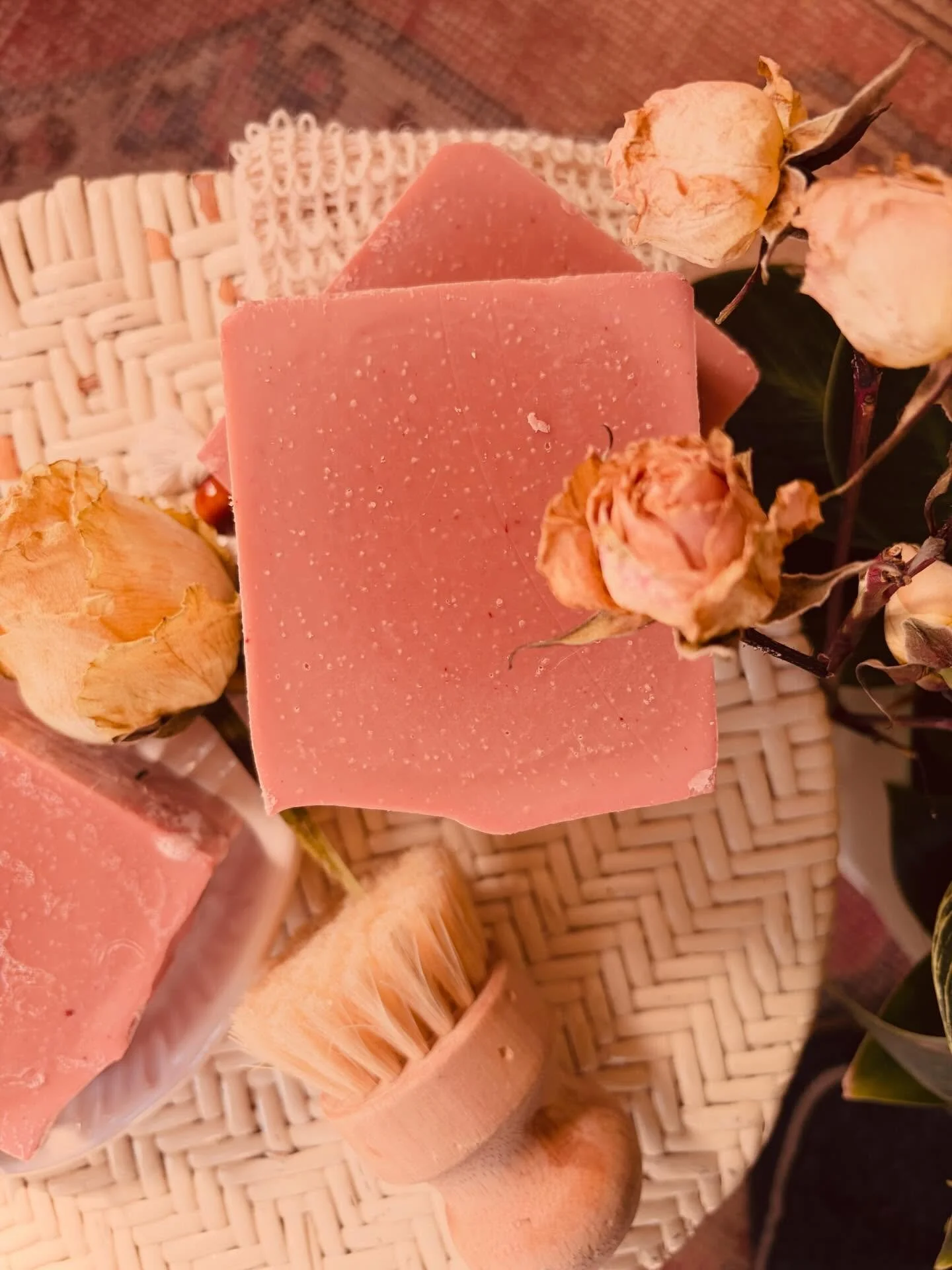 The floral bar is included in the spring collection soap box. Sweet and pretty rose, orange, geranium and rosemary with rose clay 🌸