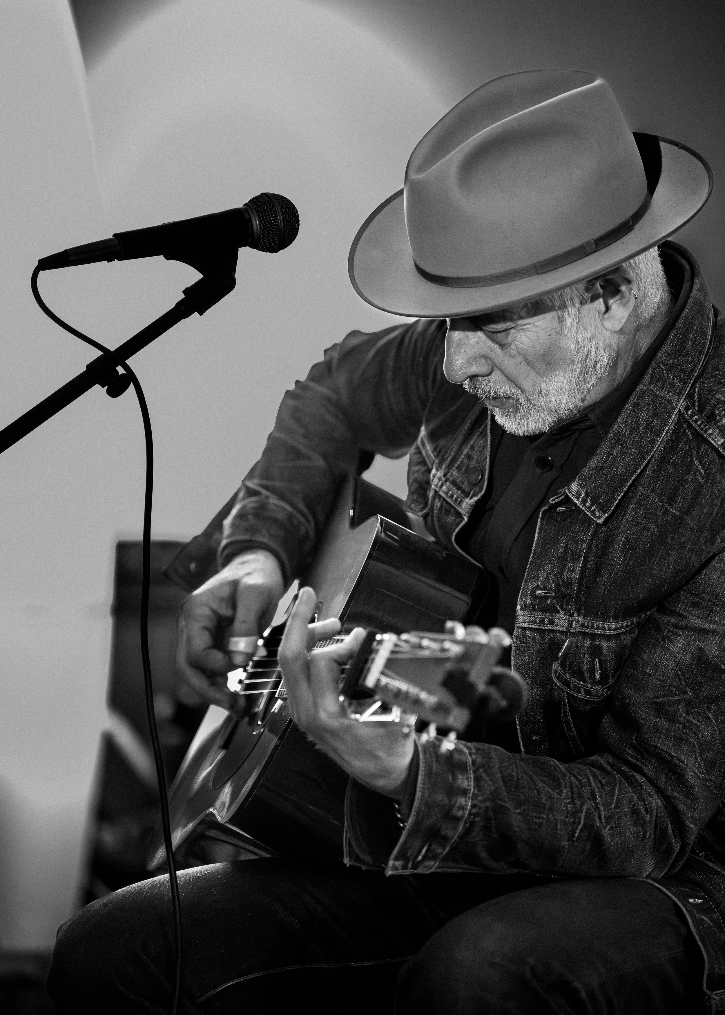 Victor Krummenacher at B-Side Records (Nov. 2025)