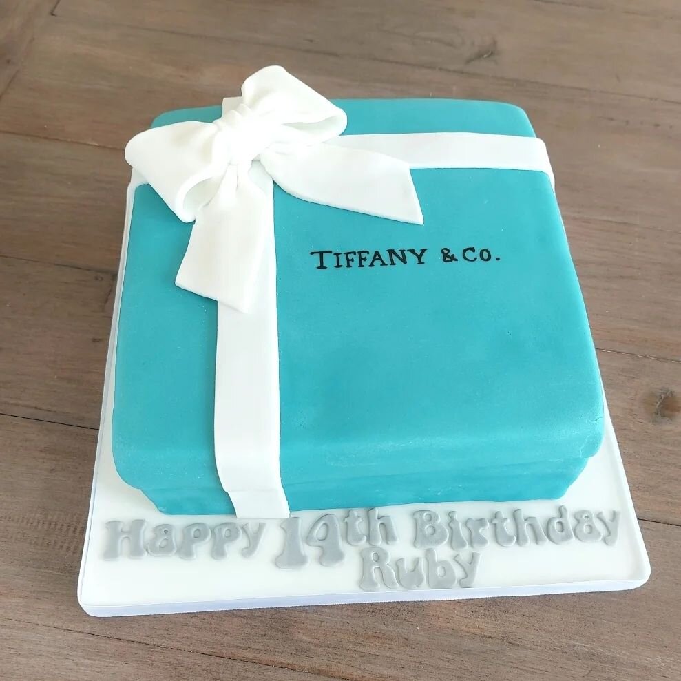 A Birthday cake for Ruby who obviously loves the finer things in life!!! 😍

#Tiffany #jewellerydesign  #jewellery #14thbirthday #birthdaygirl #birthdaycake  #vanillasponge #victoriasponge #tiffanybox #partytime #partyfood #indyleam #loveleam #leamin