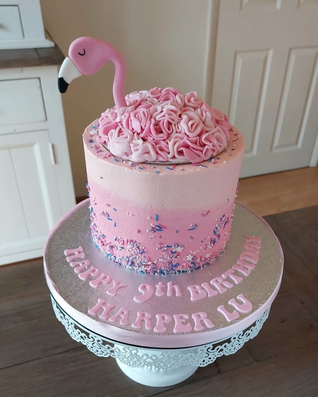 A cute flamingo cake to celebrate Harpers 9th Birthday. I just love flamingos, so i had fun making this one 😍

#flamingo #flamingoparty #birthdaygirl #cutecake #birthdaycake #vanillasponge #vanillabuttercream #buttercreamcake #sprinkles #loveleam #o