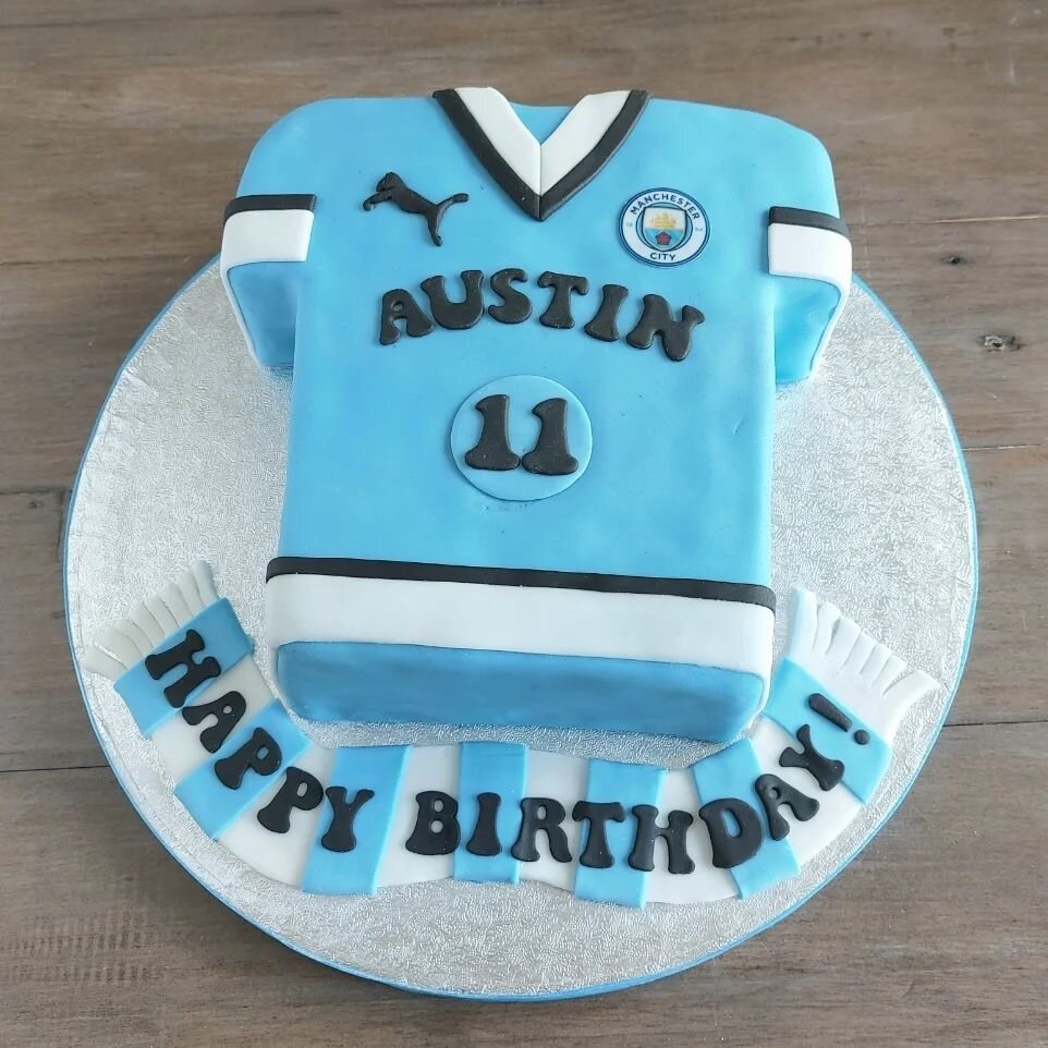 A Manchester city cake for Austin's 11th Birthday!!

#manchestercityfc #manchestercityfans #football #footballfan #footballshirt #birthdaycake #noveltycake #vanillasponge #birthday #celebration #11thbirthday #birthdayboy #jam #buttercream #fondantici