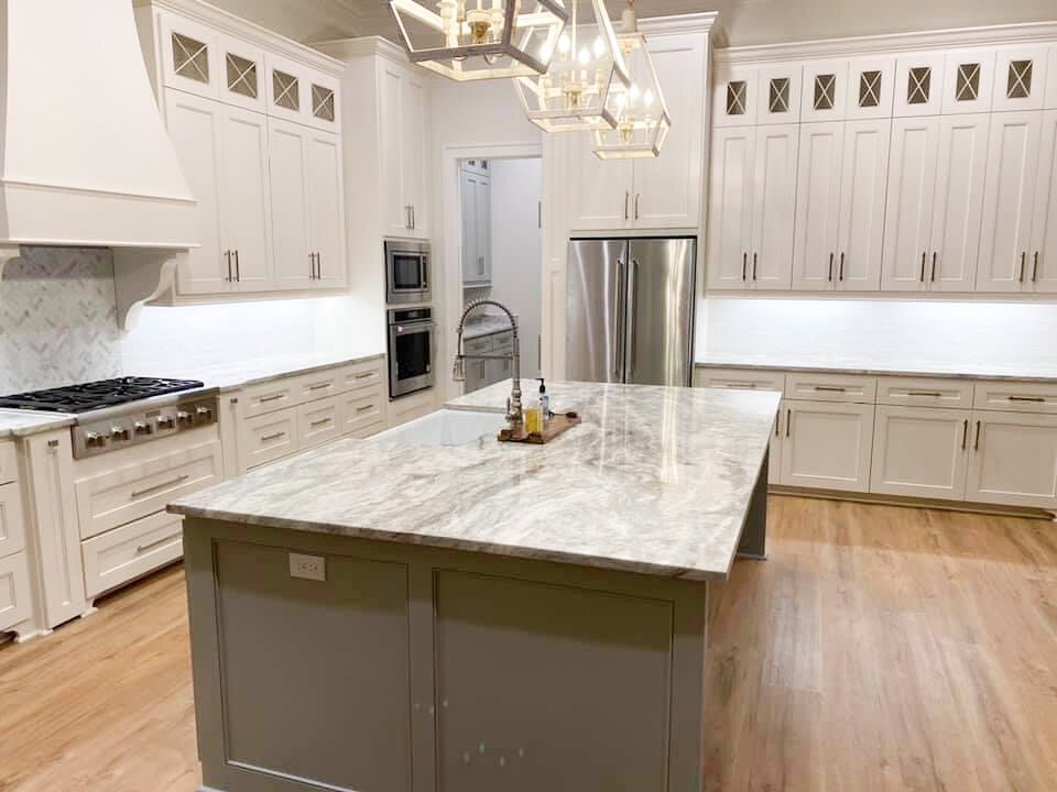 This kitchen 😍 
Call us for a free quote today