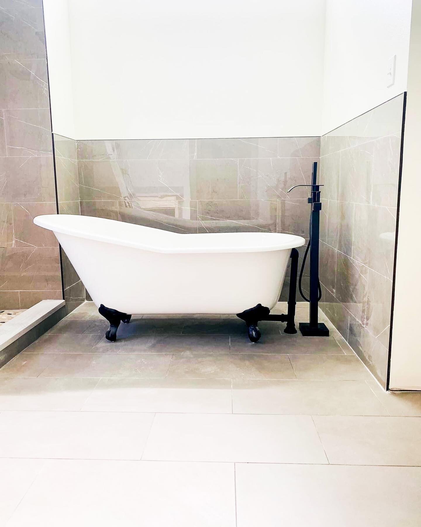 We love a good free standing tub 

#clawfoottub #bathroomremodel #batonrougerenovations #louisianarenovation #batonrougereno