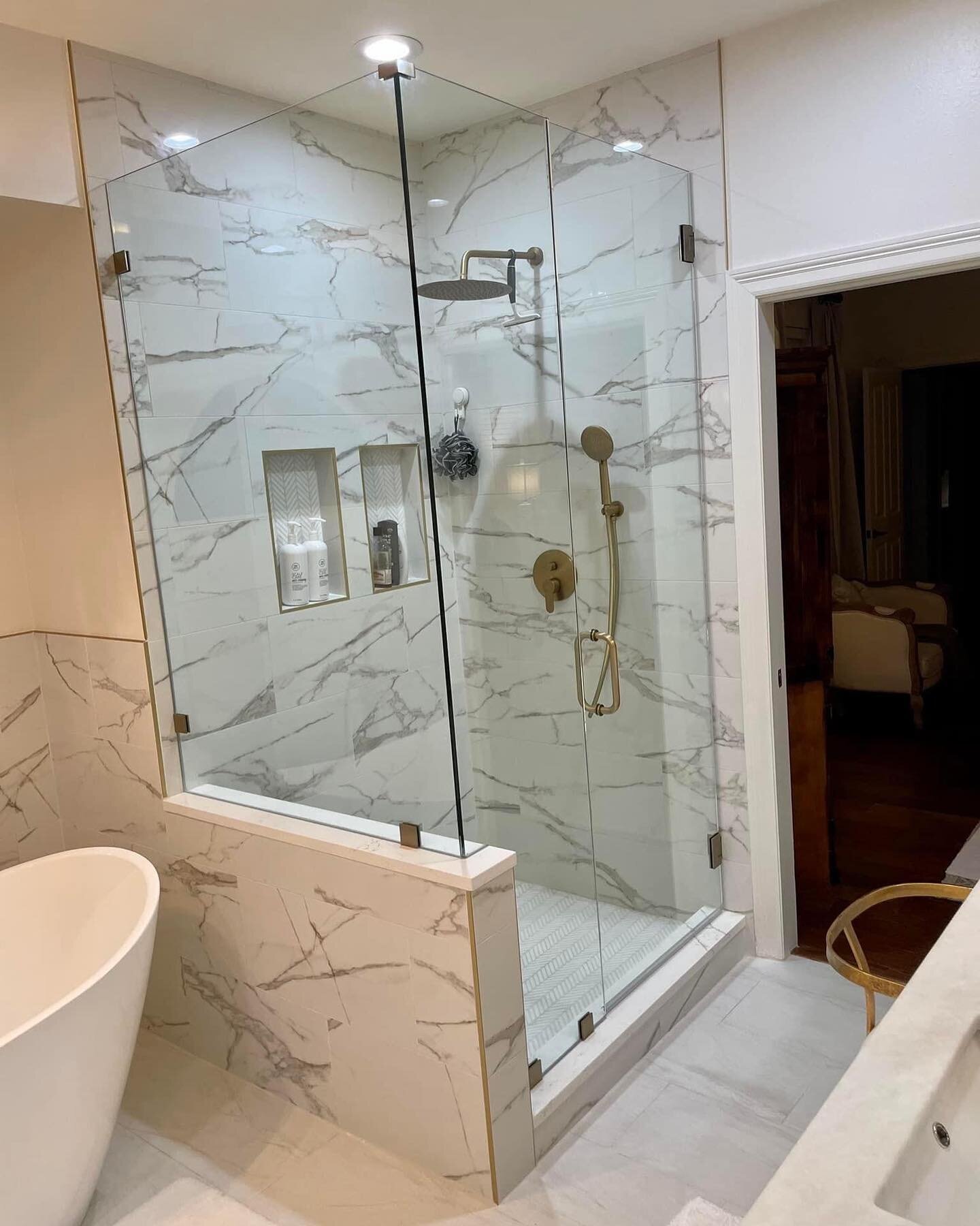 Before and After from one of our latest projects! 
Give us a call for a free estimate on your bathroom remodel! 🔨 
2258100612 

#batonrougeremodeling #batonrougecontractors #bathroomremodel #construction