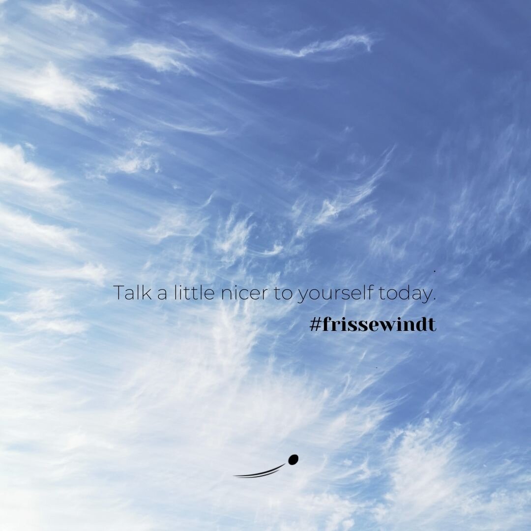 Een frisse windt door je gedachten. ☁️⁠
⁠
Quotes om je te inspireren en om je vooruit te helpen. Wanneer je niet verwacht dat je het nodig hebt, blijken ze vaak op het juiste moment voorbij te komen om in beweging te kunnen komen. Daarom houd ik zelf