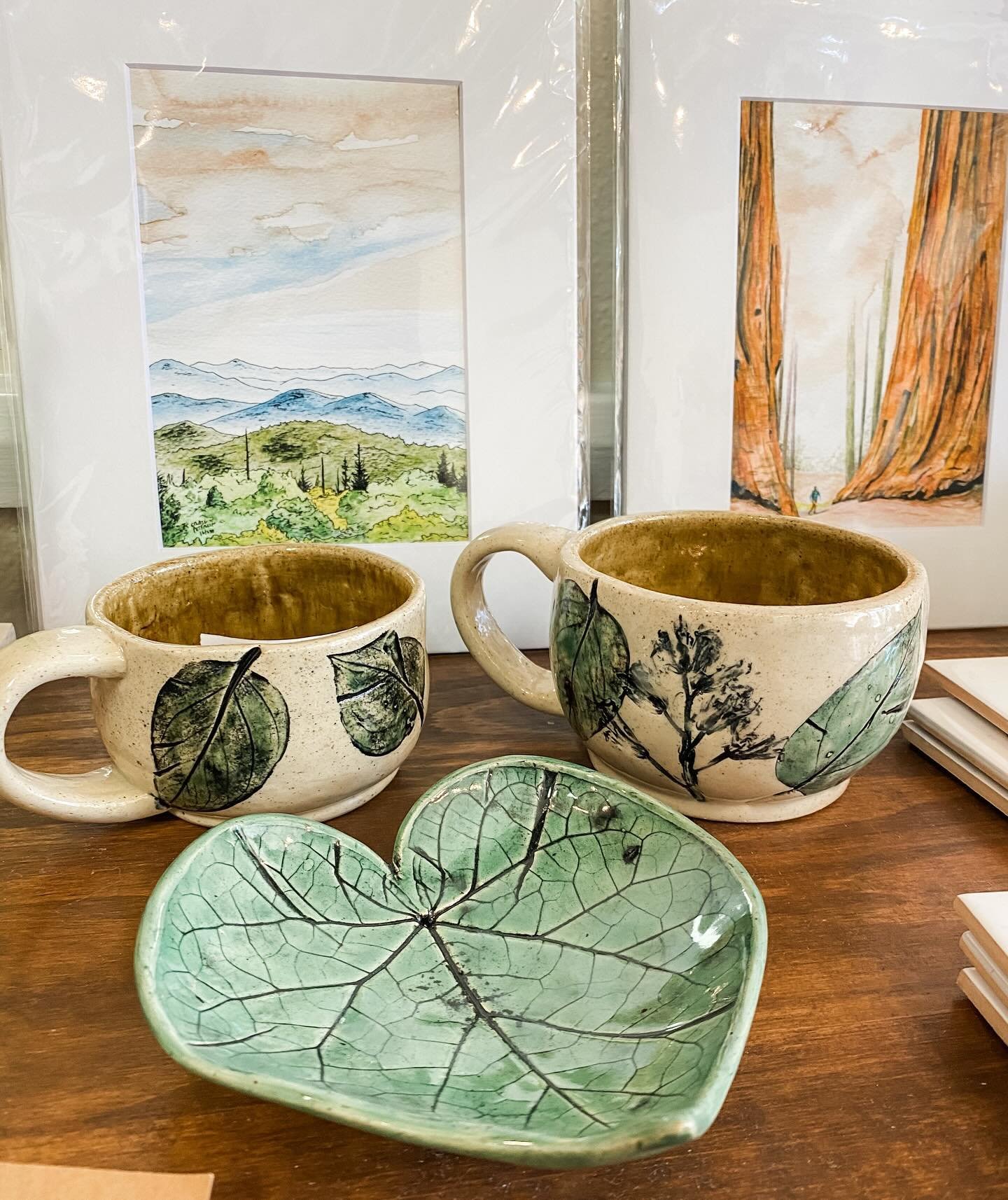 Happy Earth Day! 🙌🌿 We love that Zanesville artist @stephanieorrart uses a printing technique with wild native flowers to create her unique ceramics. All plants used are grown and ethically sourced in the woods behind her house and her garden. 

Ma