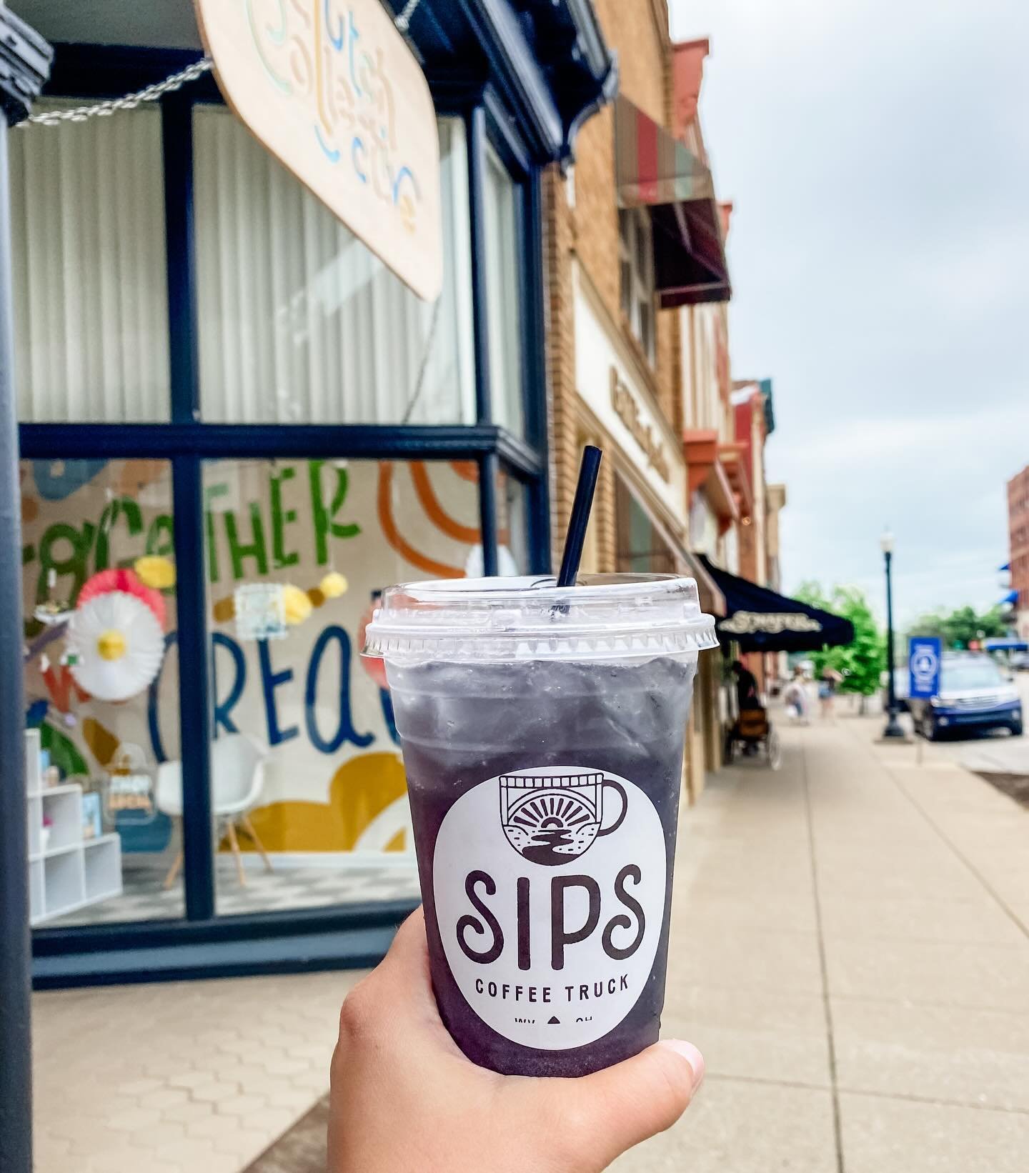Happy Monday! 🙌 Small Business Week may be over, but that&rsquo;s no reason to stop lovin&rsquo; on all your favorite local, small biz friends! Live every week like Small Biz Week 😎

🛸 We are loving The Space Fiend refresher from @sipscoffeetruck 