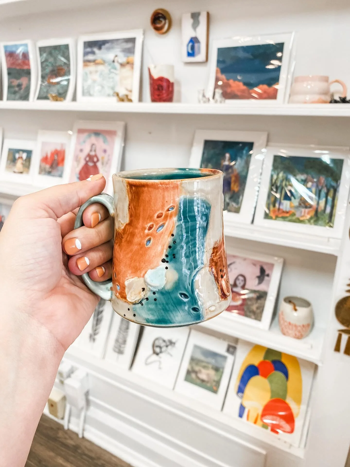 You know makes a perfect gift? A handmade mug paired with a gift card to their favorite local coffee shop! 🙌 We have a wide selection of artisan mugs in shop, all made by Ohio and WV artists, like this one by Hillary at @goodthings.andco. Pop in to 