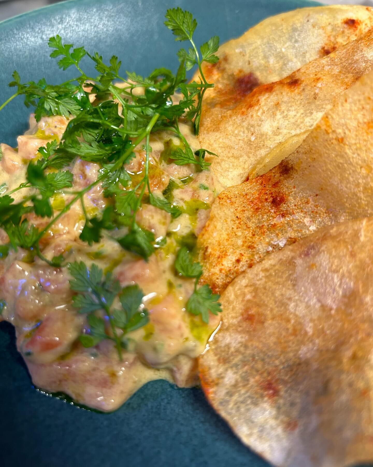 Trout Tartare, Tonnato Sauce, Crispy Capers, Potato Crisps 🐟 🥔 💥 

#stleonards #stleonardsonsea #seafood #heist #sustainablefish #hastings #smallplates #tartare