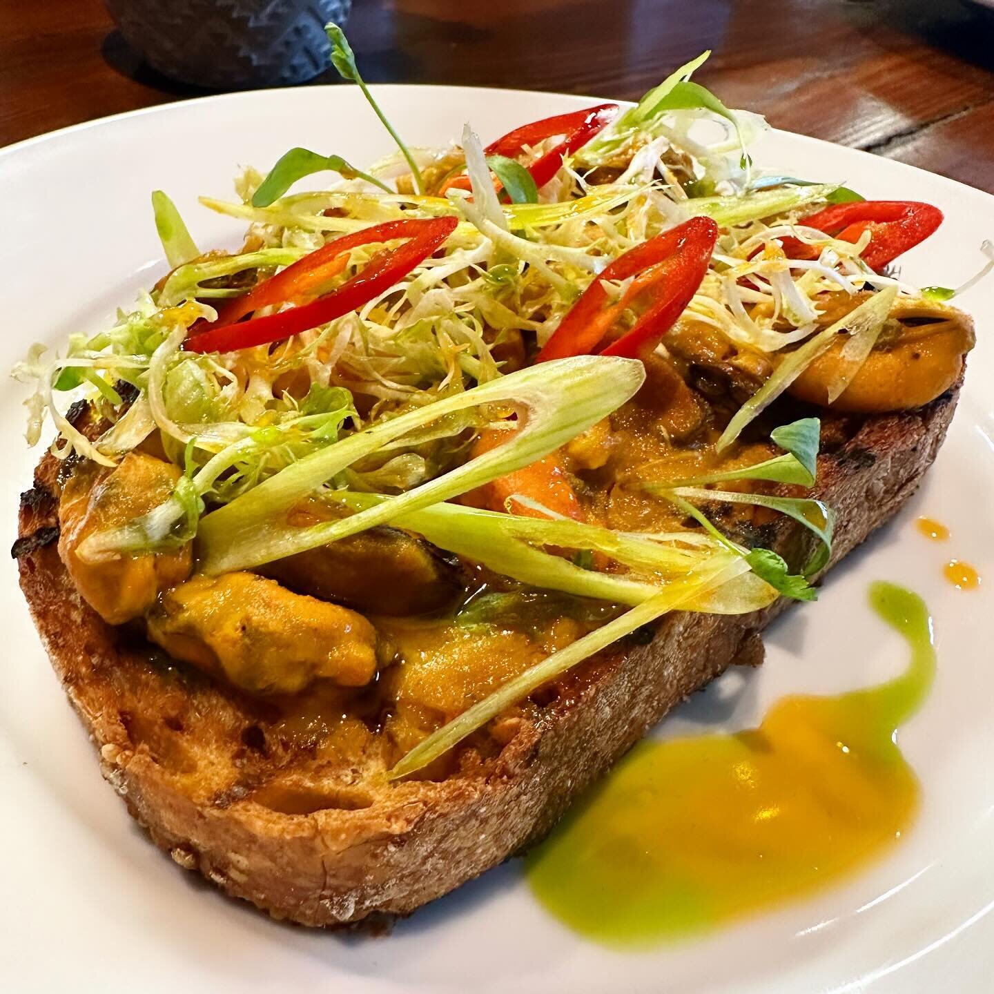 Curried mussels on toast 💪 🌶️ 🌱 

#boatyard #stleonards #stleonardsonsea #hastings #seafood #seafoodrestaurant #hastingsfish #smallplates #mussels #ontoast