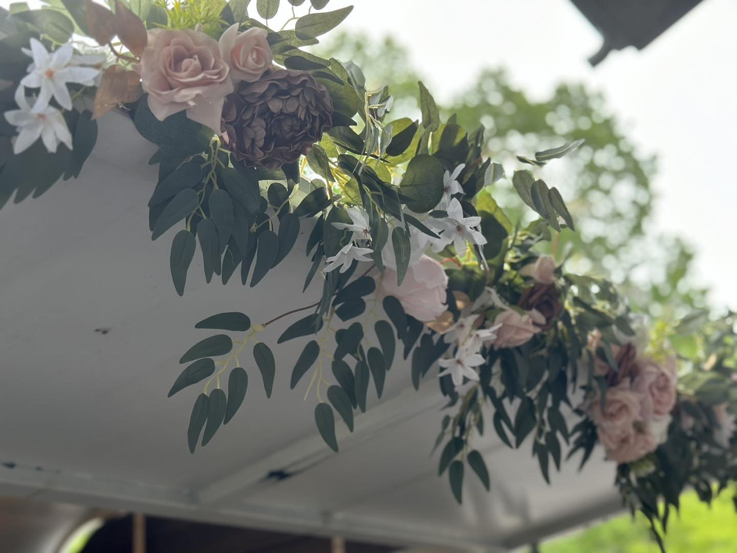 Stepped up the flowers for a venue open house this week! The bar is actually pretty neutral when we start and you can make it your style!! 

#vintagehorsetrailer #georgiawedding #womeninbusiness #georgiapeach #mobilebar #cheers #mobilebartending #mob