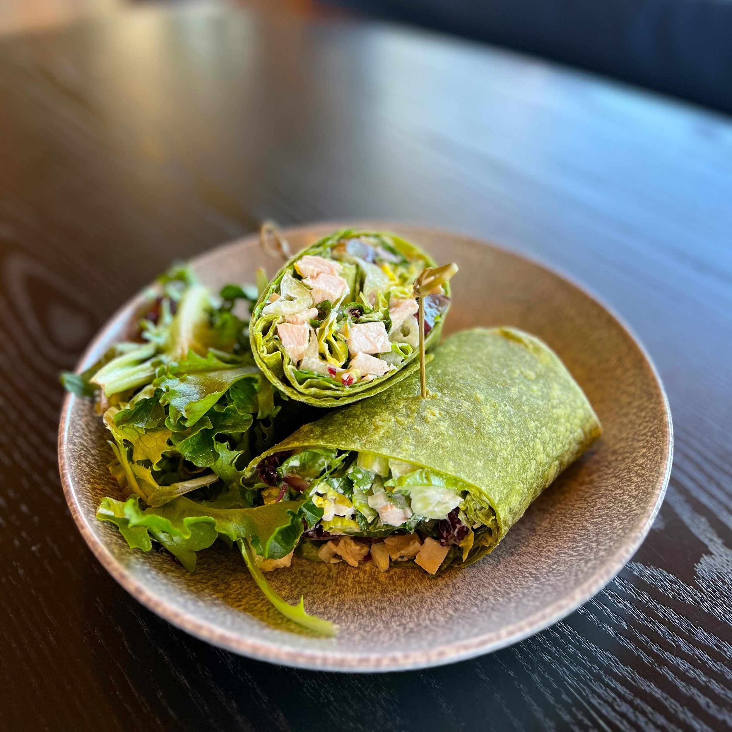 The perfect way to wrap up your day 🥬

Our Tarragon Turkey Salad Wrap is the perfect balance of fresh and savory. Roasted turkey breast, grapes, celery, dried cranberry, vegan tarragon aioli, romaine lettuce, in a spinach tortilla. 

#plantforwardlu