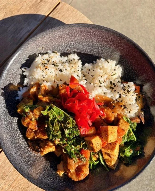 New and bringing the heat 🔥🥕 The Spicy Curry Buddha Bowl just landed with short-grain rice topped with all the delicacies: delicata squash, wilted curly kale, Yukon Gold potatoes, carrots, onions, tofu, enoki mushrooms, pickled ginger, furikake and