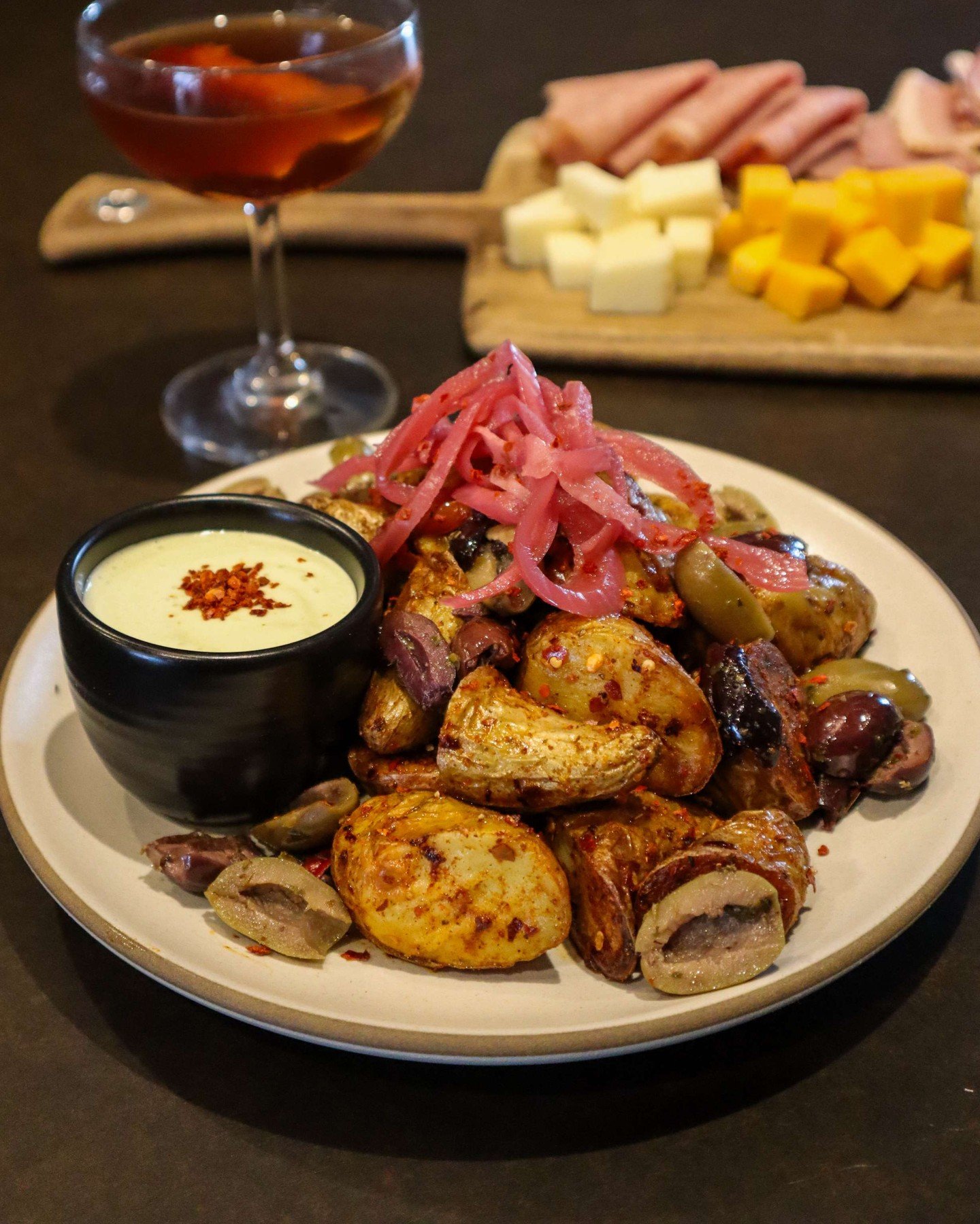 Crispy fingerling potatoes, briny olives, pickled red onions, and a creamy vegan chive aioli ✨🥔Patatas Bravas bring bold flavor to every bite. The perfect shareable (or not) for happy hour.