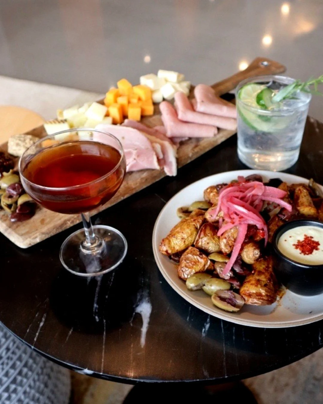 Happy hour starts NOW 🍸🌊 Join us for delicious bites, refreshing cocktails, and the perfect atmosphere to unwind after work.