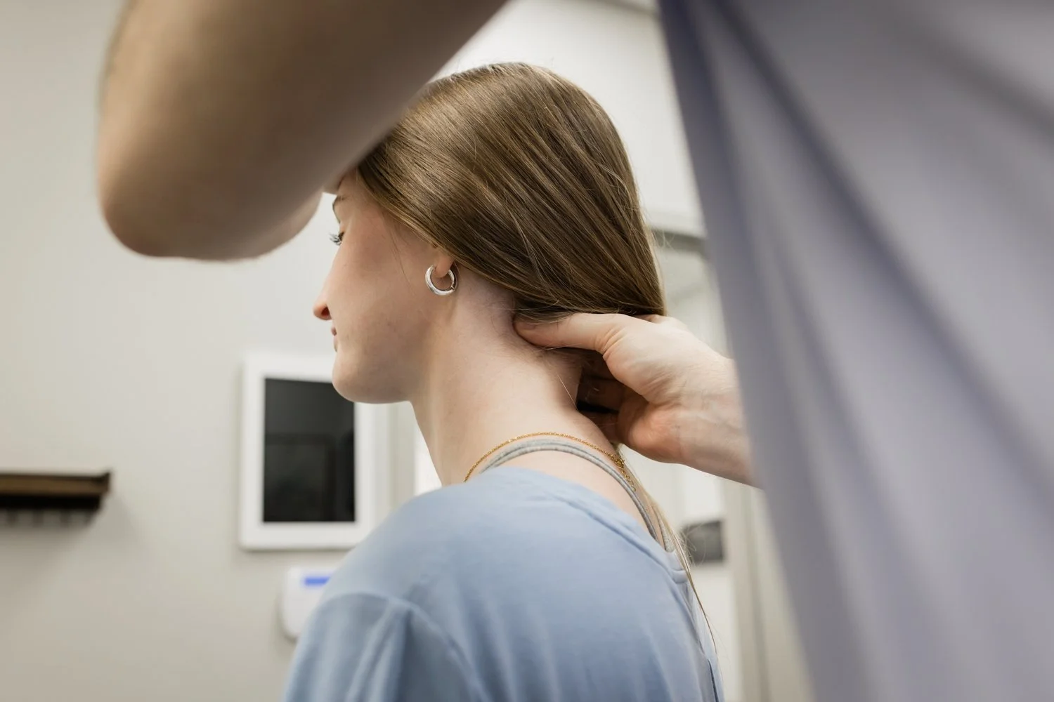 Friendly interaction between physical therapist and patient in Oklahoma clinic