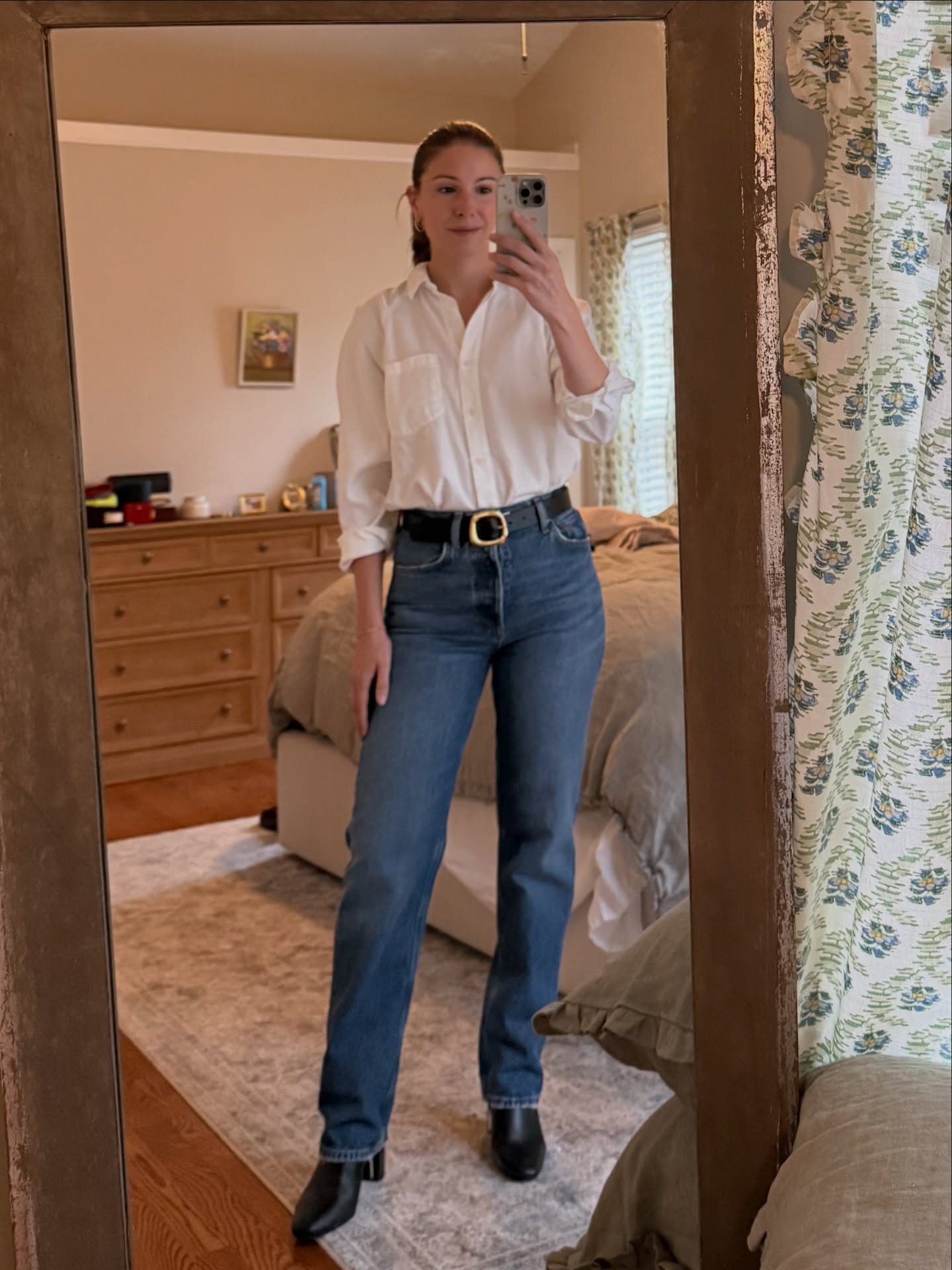 Brb, having a #carolynbessette moment. 🤍

Button up @target 
Jeans @agolde 90s pinch waist 
Belt @madewell 
Bag vintage @gucci (90s bag handed down) 
Jewelery @monicavinader 
Shoes @aquatalia 
Coat @eileenfisherny (old &amp; handed down) 

If you&rs