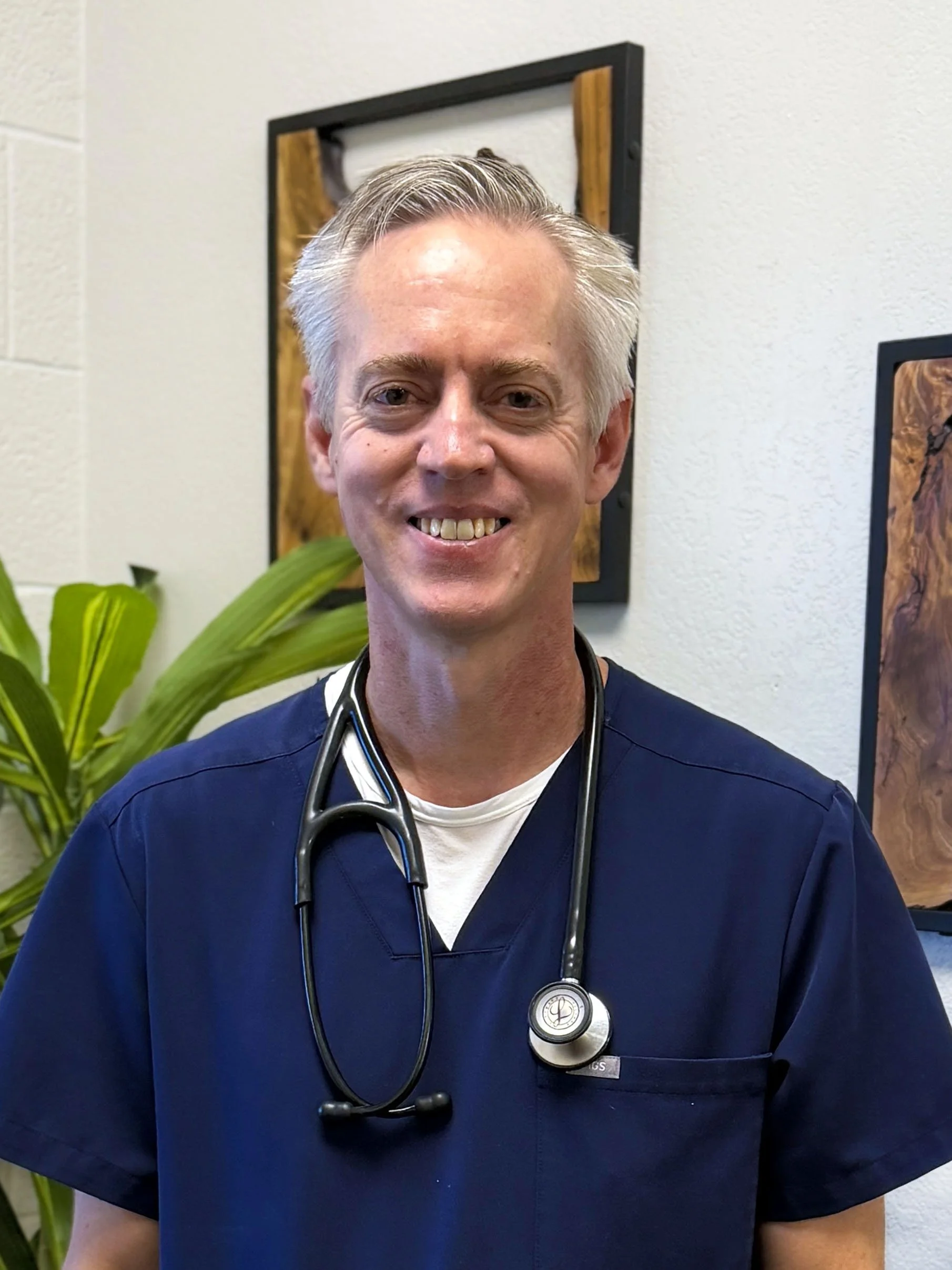 Icon of a doctor with a stethoscope.