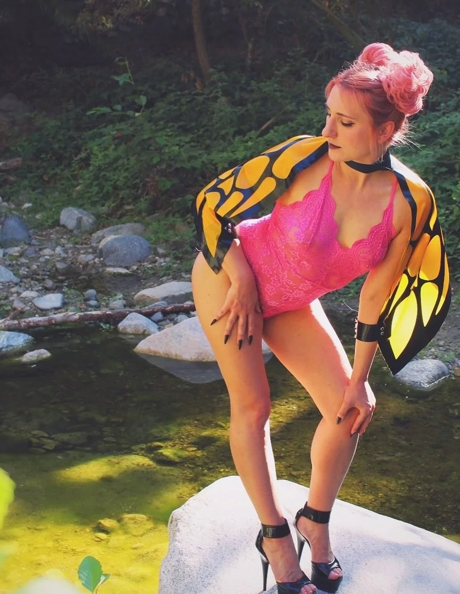 Loved getting to model these wings by @faetexfashion 💗🖤🧡