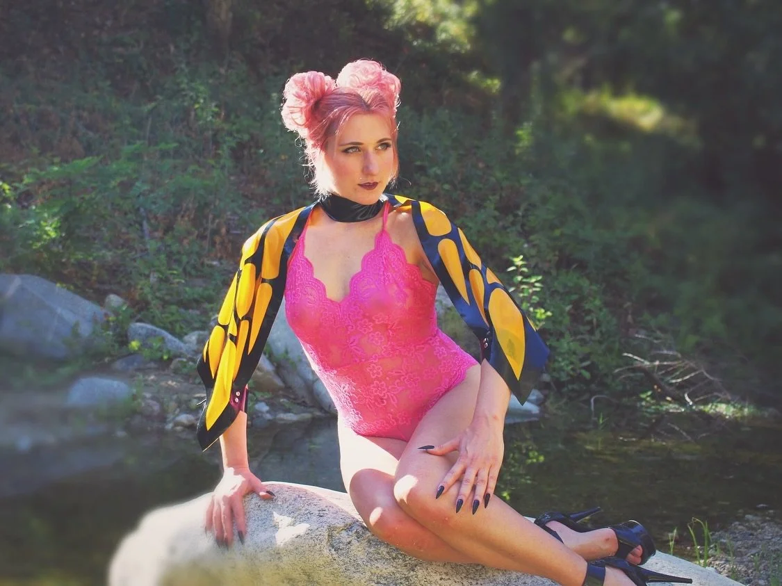 Loved getting to model these wings by @faetexfashion 💗🖤🧡