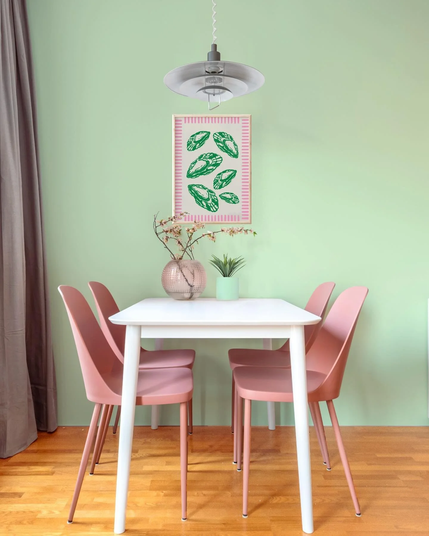 Pink &amp; green, what a dream 🩷💚 Tag a friend who would vibe with this vibe. 
Lovely artwork by the very best: @posterami 
Lovely cachepot by the other best: @theplotco 
&bull;
&bull;
&bull;
#pinkandgreen #pinkandgreendecor #pinkandgreeninteriors 