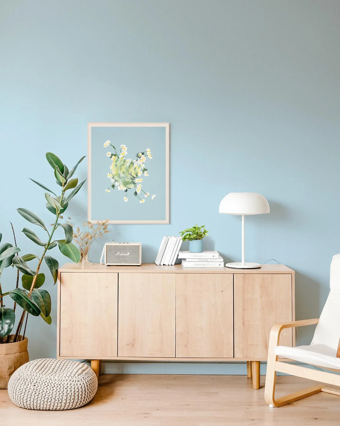 Le bleu, c&rsquo;est mieux.
Artwork by @carolynmisterek 
&bull;
&bull;
&bull;
#interiordesign #blueinterior #houseplantlove #babyblue #blueasthetic #rubberplant