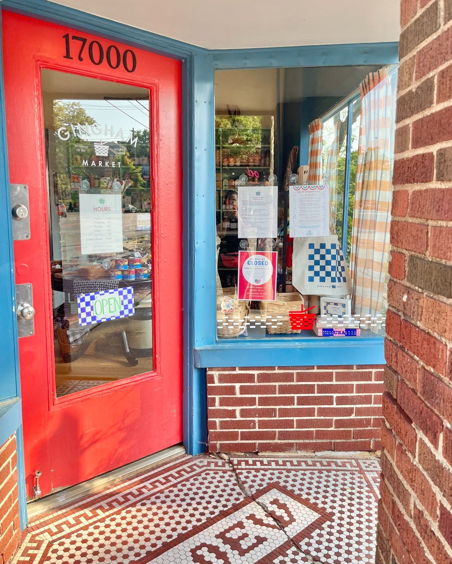 It's a great day to grab some GINGHAM! Our Wednesday 6/25 menu is ready for you, the team is here until 4pm or sold out. 💙🧺 #ginghammarket